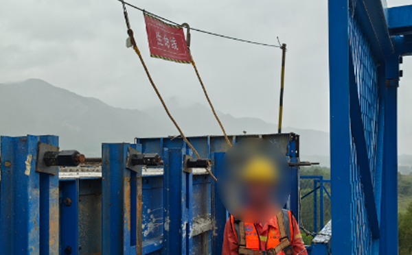 某省路橋集團(tuán)下屬項目部使用智能安全帶預(yù)防高墜事故